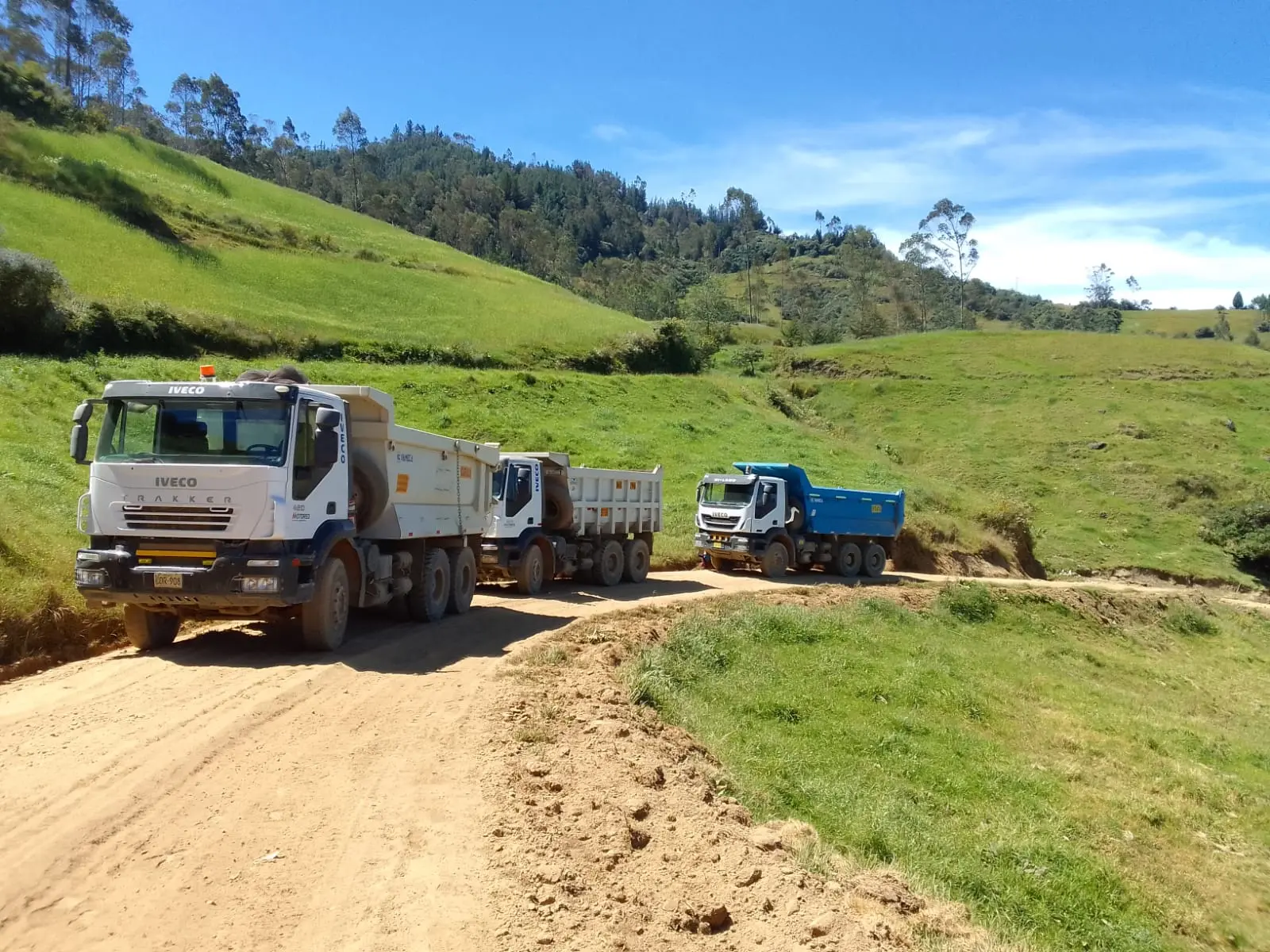 Volquetes de Carmona Ingenieros en labor.